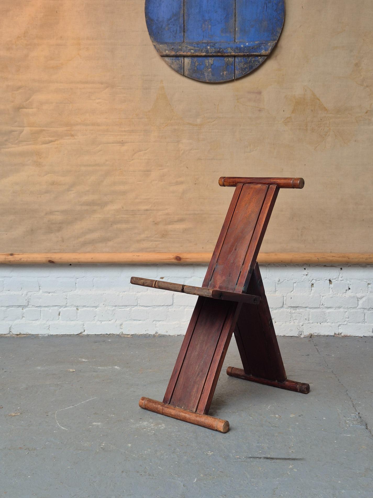 Atypical folding chair