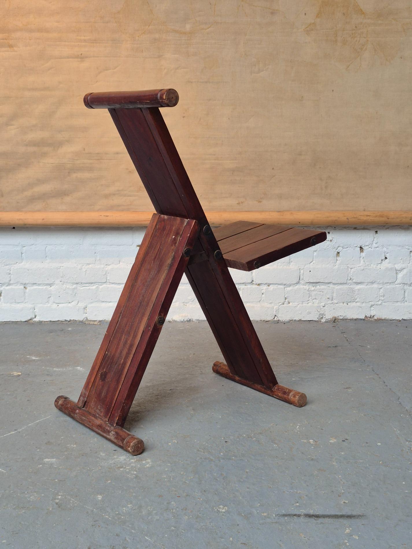 Atypical folding chair