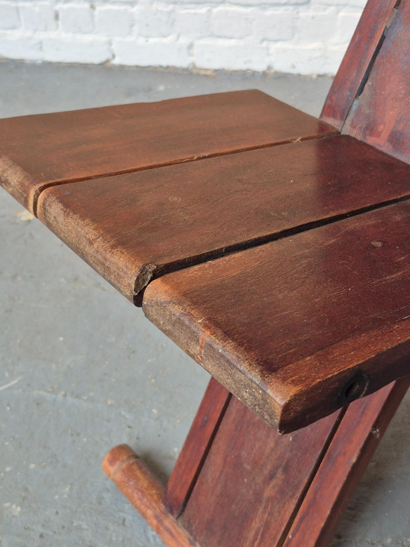 Atypical folding chair