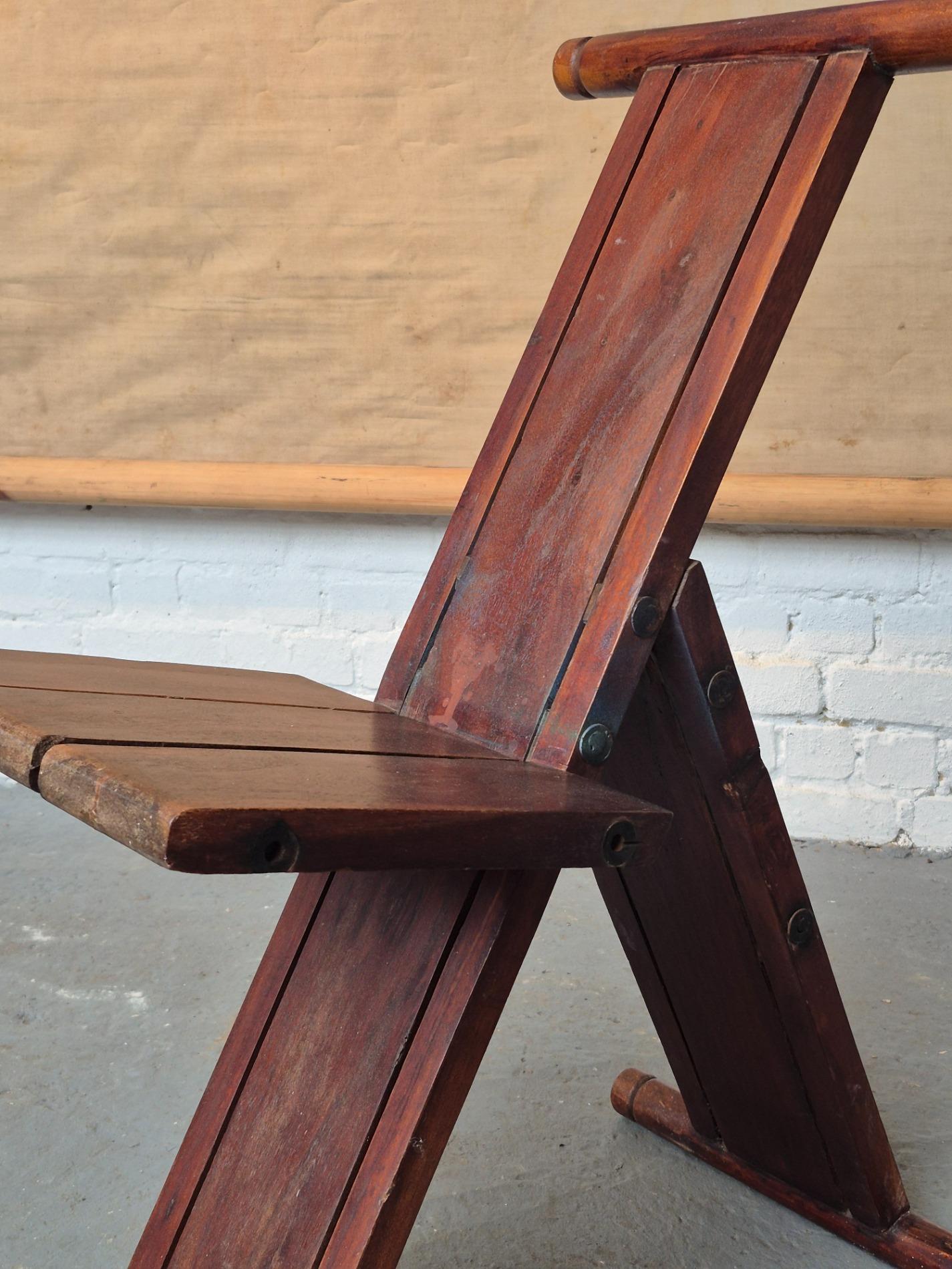 Atypical folding chair
