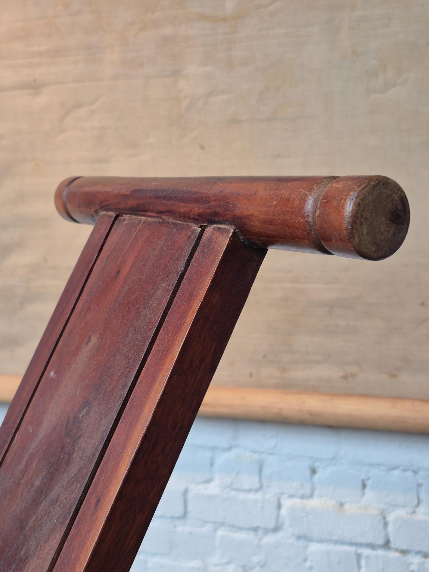 Atypical folding chair