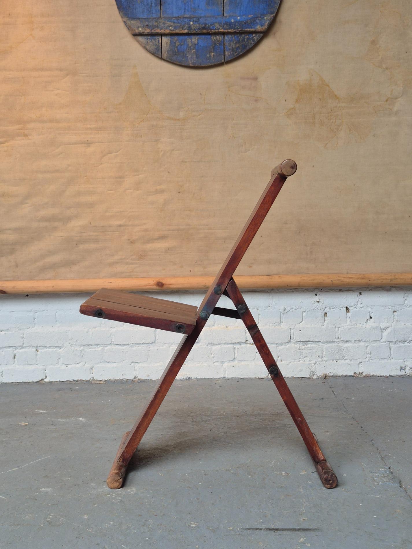 Atypical folding chair