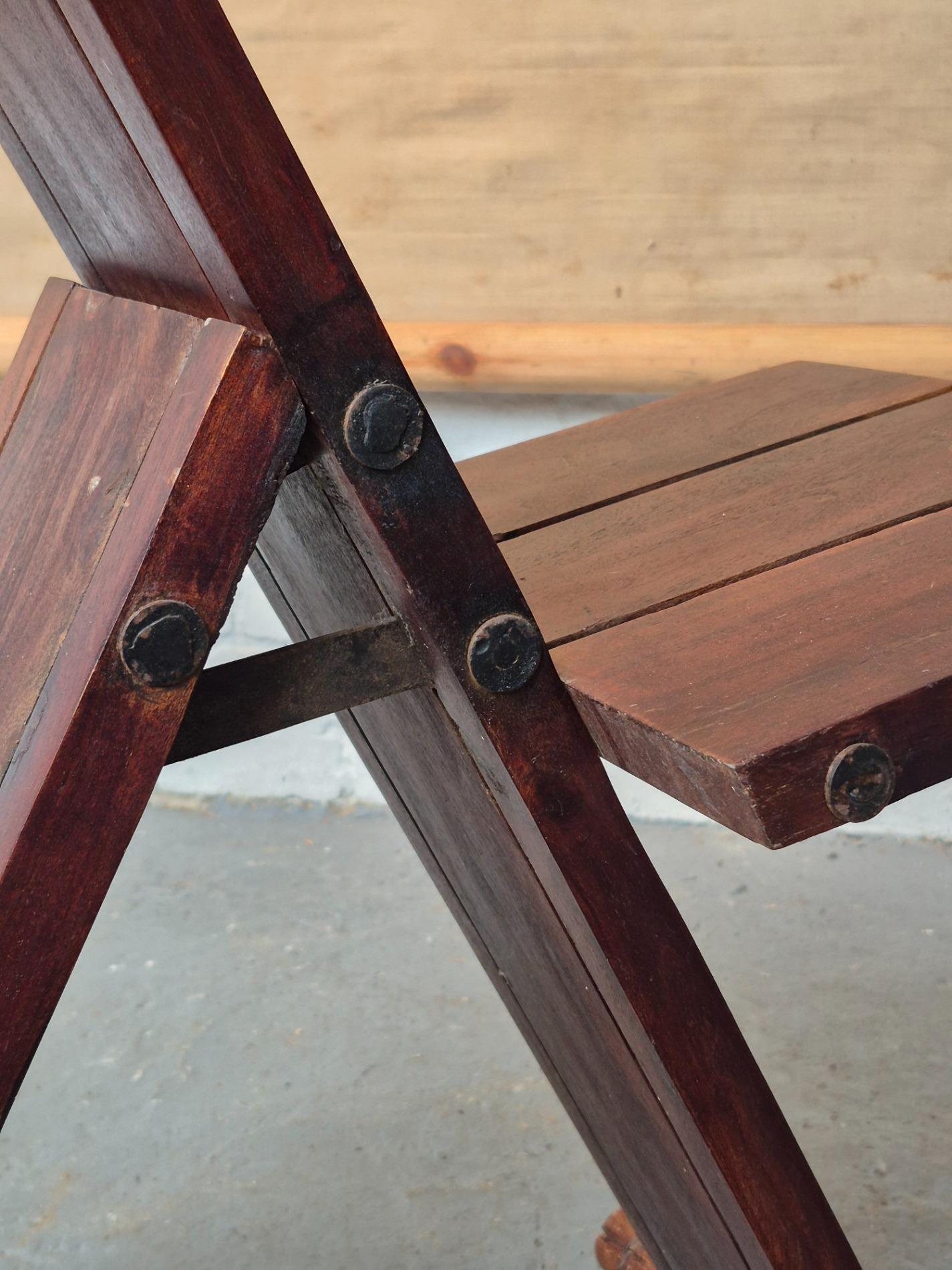 Atypical folding chair