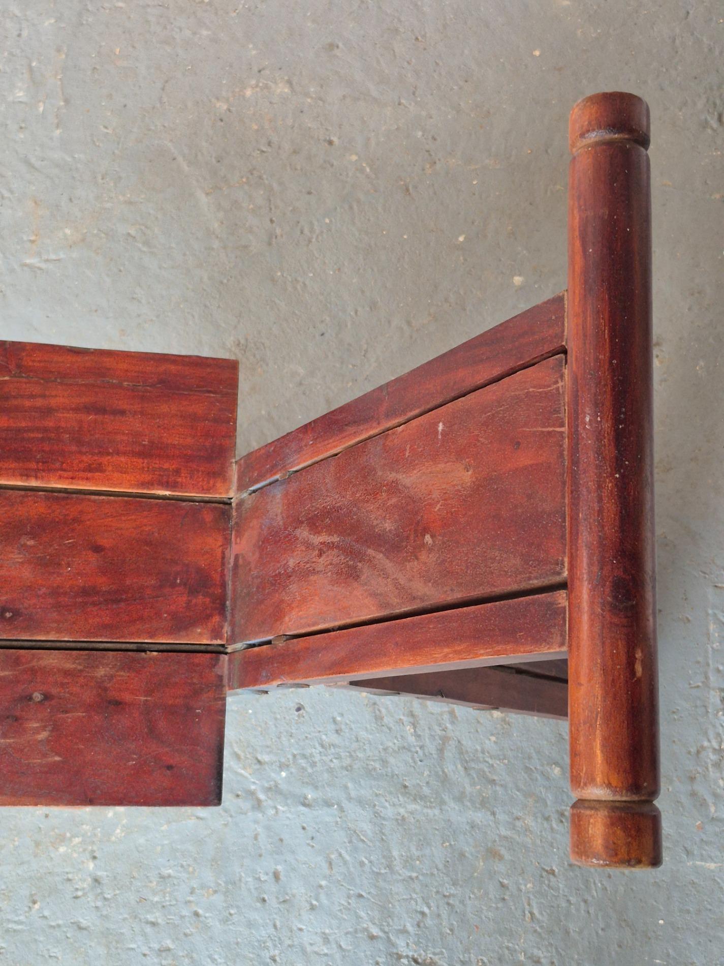 Atypical folding chair
