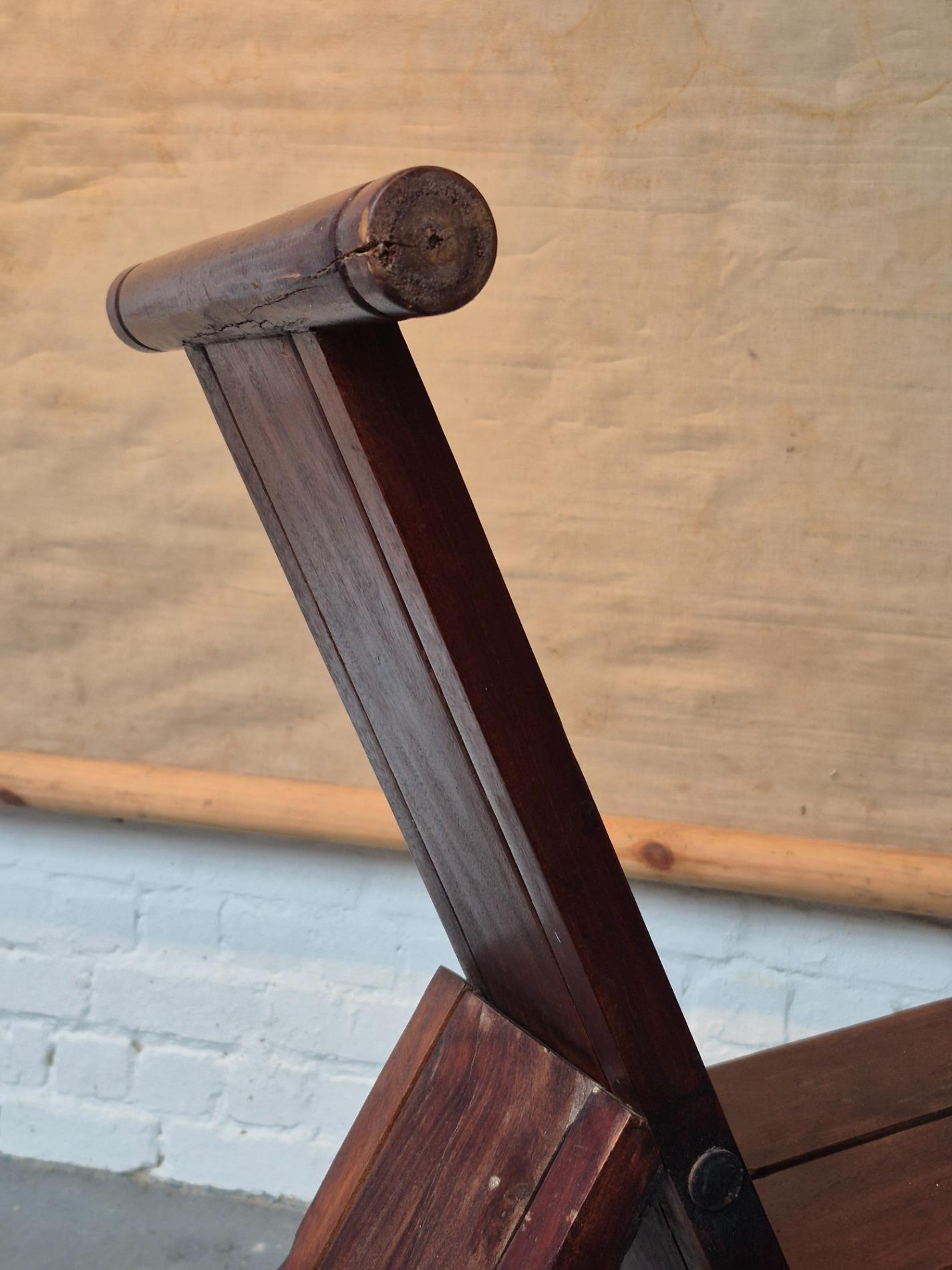 Atypical folding chair