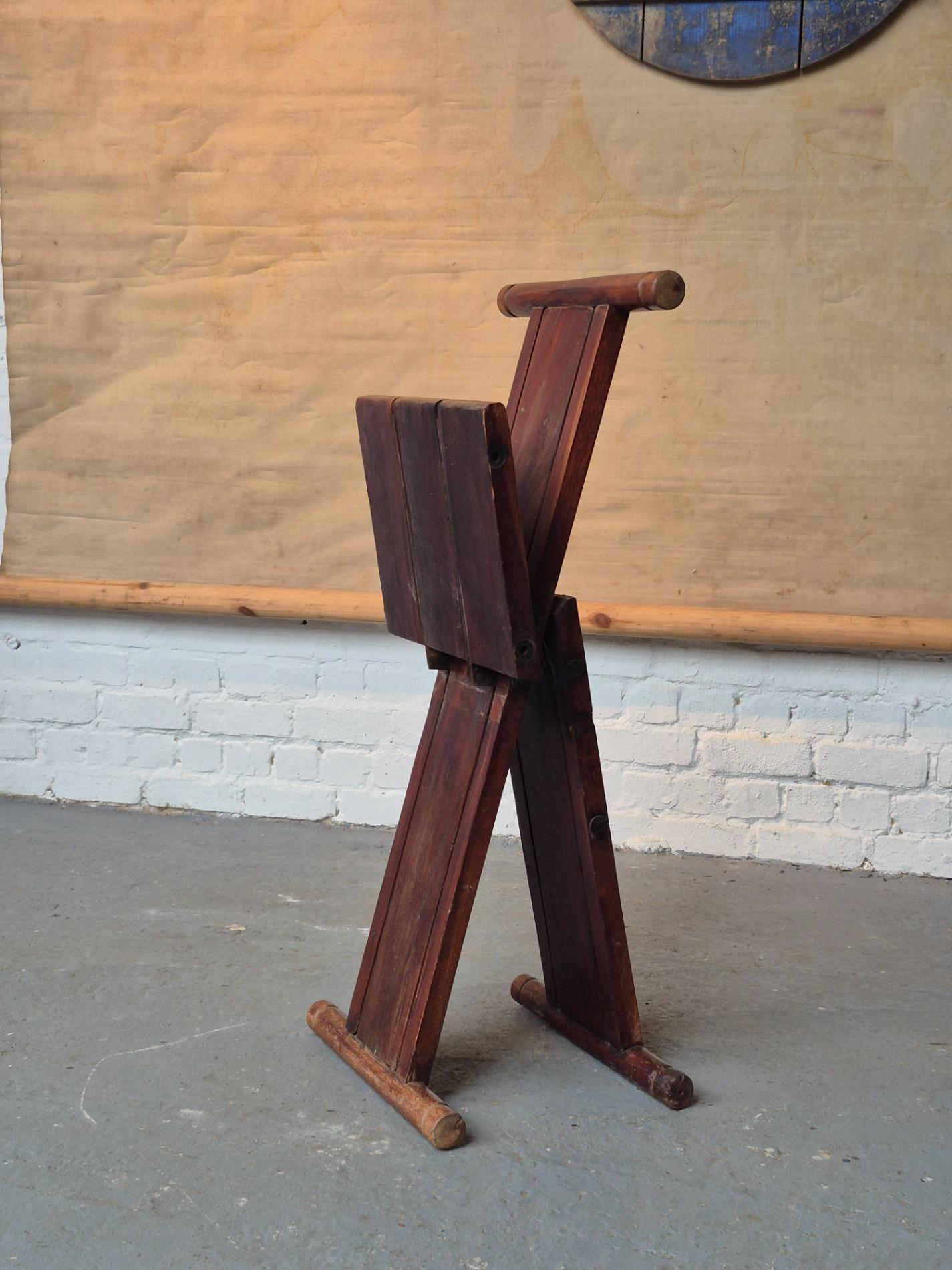 Atypical folding chair